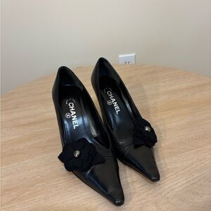 CHANEL Black Leather Pointed-Toe Pumps with Flower Detail
